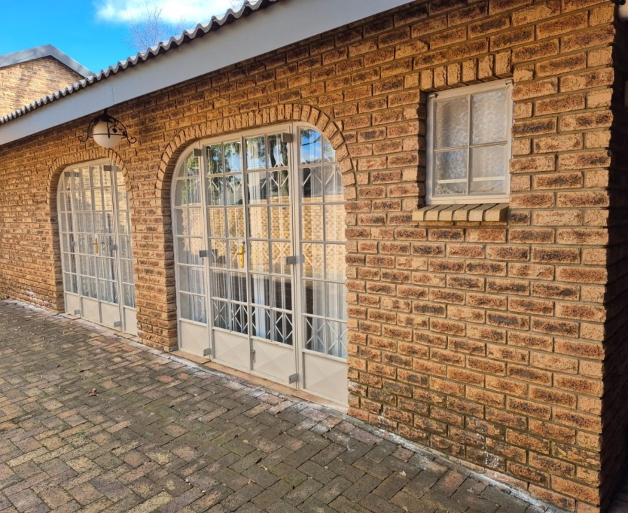 6 Bedroom Property for Sale in Flimieda North West